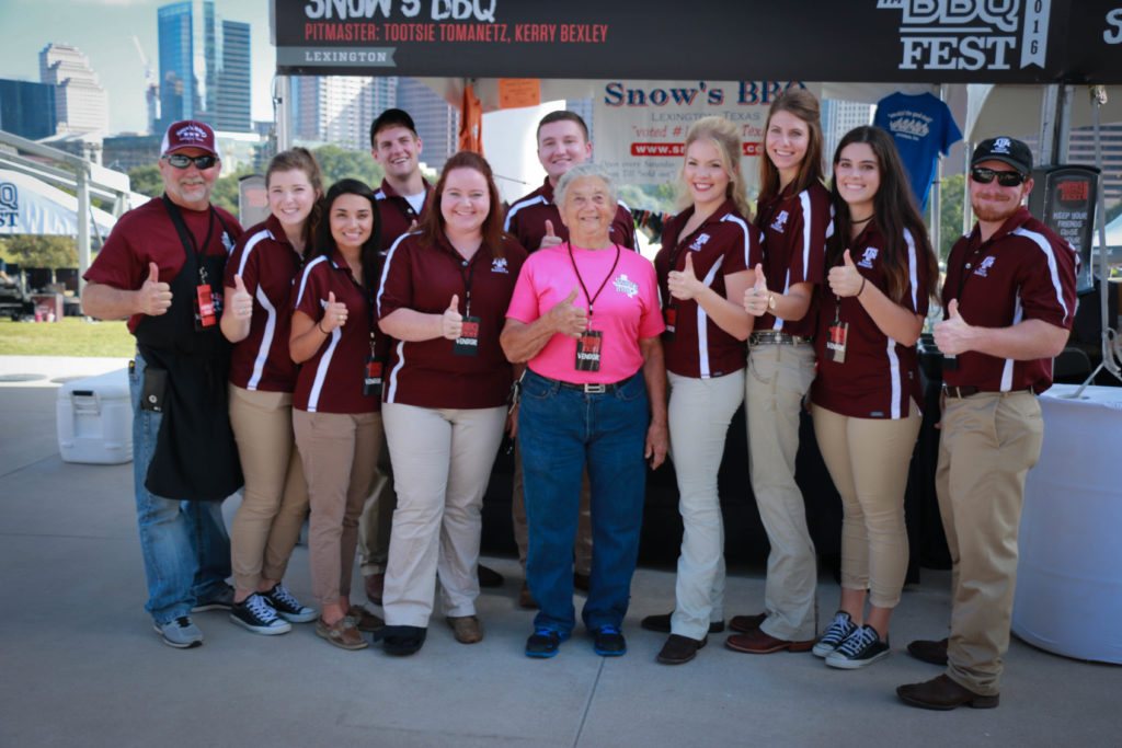 Kerry Bexley and Tootsie Tomanetz, Snow's BBQ with Texas A&M University students